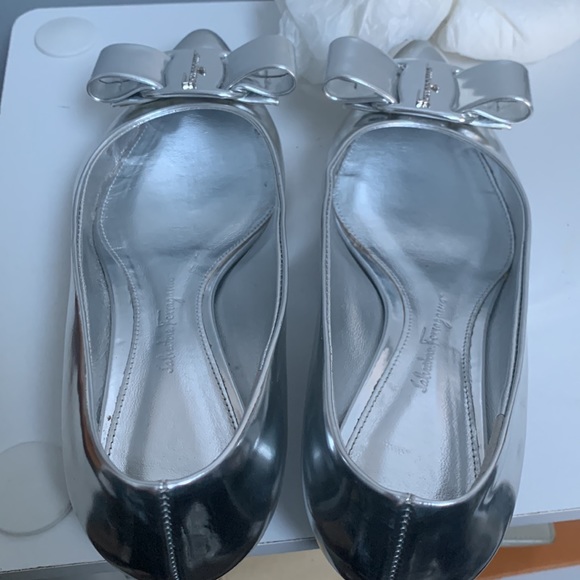 ❌sold❌ Authentic Ferragamo Viva leather silver mirror flats - Picture 10 of 17